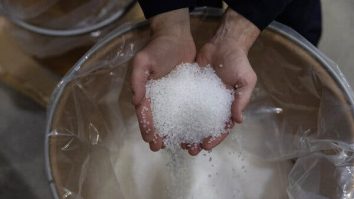 O nouă tehnologie promite să descompună și recicleze complet deșeurile. Ce măsuri iau Nestle, L’Oreal și P&G