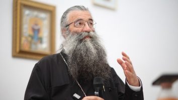 Iartă-l, Doamne! Preotul Nicolae Tănase spune că „femeile frumoase trebuie să facă închisoare”. Bărbații le abuzează „strict din vina lor”