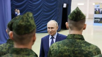 Bloomberg: Putin este hotărât să cucerească întreaga Ucraina, dar mai are nevoie de 300.000 militari