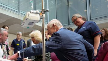 FOTO. Regele Charles a vizitat un spital pentru bolnavii de cancer și a vorbit cu pacienții despre „șocul” de a fi diagnosticat