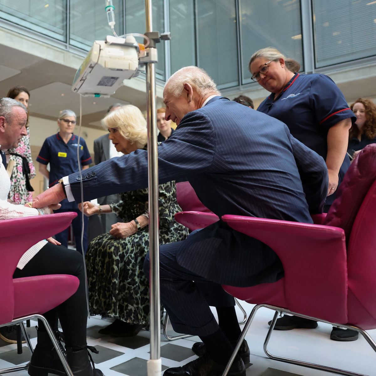 FOTO. Regele Charles a vizitat un spital pentru bolnavii de cancer și a vorbit cu pacienții despre „șocul” de a fi diagnosticat