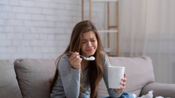 Singurătatea afectează alimentația femeilor. Psiholog: „Trebuie să facem orice activitate care stimulează dopamina și oferă recompense prin alte modalități decât consumul de zahăr”