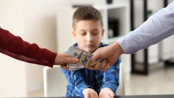 Tu câți bani de buzunar îi dai copilului tău? În luna martie, media primită de la părinți a fost de 53 de lei