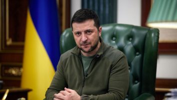 Zelenski interzice jocurile de noroc pentru militari. Ce riscuri la nivel de securitate implică acestea