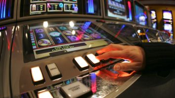 Cine se ceartă pe legea jocurilor de noroc? Jocurile slot machine sunt interzise în localitățile cu sub 15.000 de oameni.