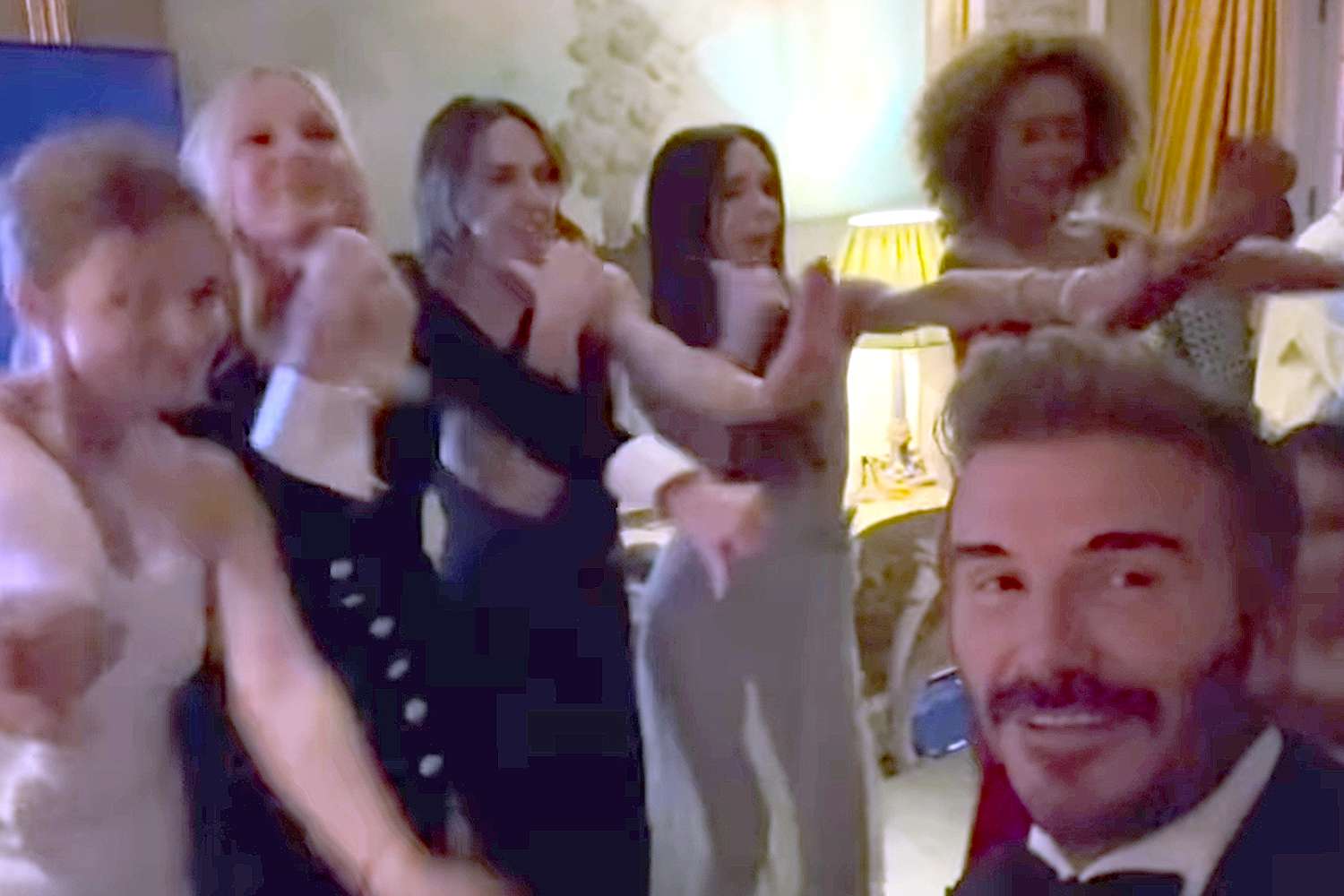 Spice Girls s-au reunit pentru o singură noapte într-un bar, cu ocazia zilei de naştere a Victoriei Beckham
