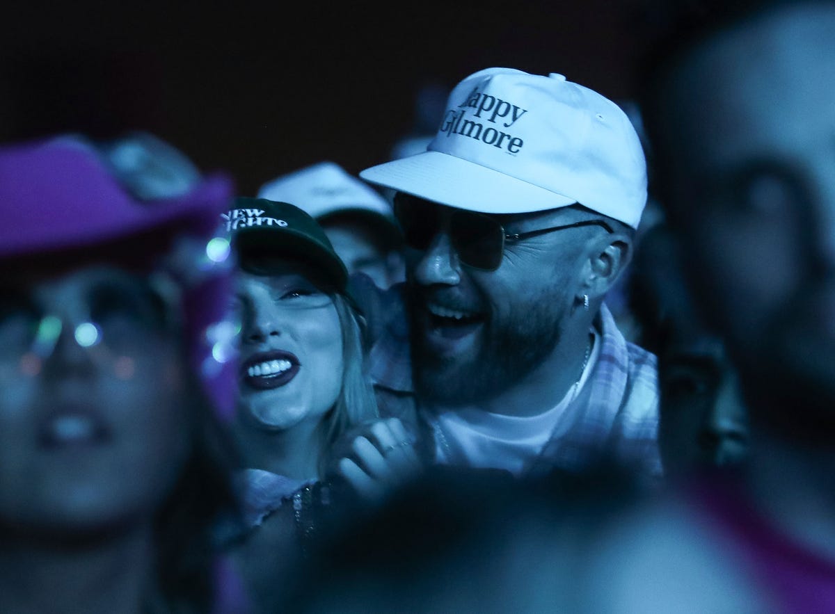 VIDEO. Taylor Swift a fost fotografiată alături de Travis Kelce la Coachella. Cum au fost surprinși cei doi