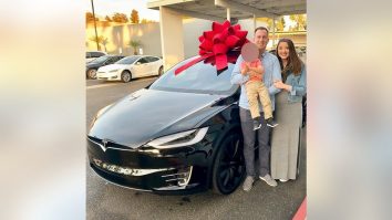 Tesla este dată în judecată. Un copil de 2 ani a pornit Modelul X şi şi-a lovit mama însărcinată