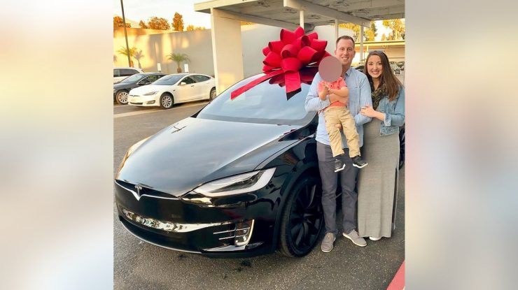 Tesla este dată în judecată. Un copil de 2 ani a pornit Modelul X şi şi-a lovit mama însărcinată