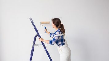 Tot mai mulți tineri se îndreaptă către meserii ca instalator, zugrav sau sudor. Ce îi motivează