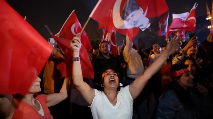 Opoziția turcă triumfă în alegerile cheie din Istanbul și Ankara. Puterea lui Erdogan este subminată