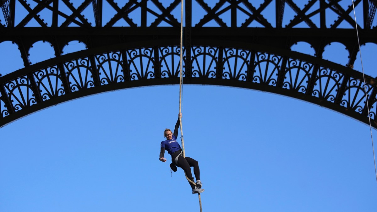 Anouk Garnier a doborât recordul mondial la alpinism pe frânghie. Sportiva a cucerit Turnul Eiffel
