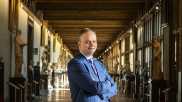 Fostul director al Galeriei Uffizi se află sub tirul criticilor pentru că s-a înscris în cursa pentru Primăria Florența. Ce spune Eike Schmidt