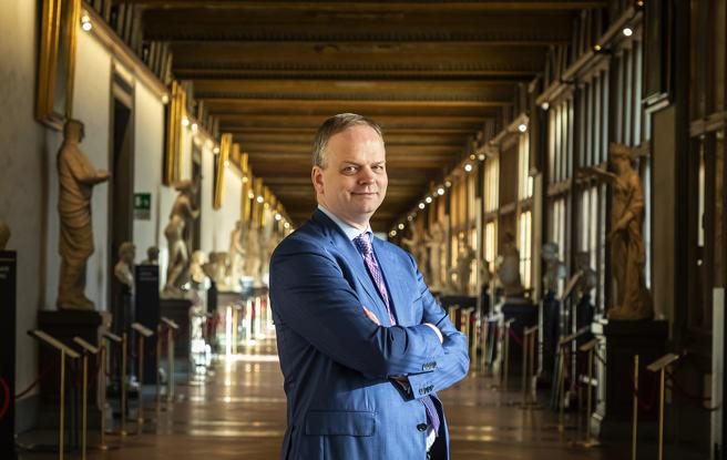Fostul director al Galeriei Uffizi se află sub tirul criticilor pentru că s-a înscris în cursa pentru Primăria Florența. Ce spune Eike Schmidt