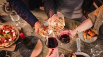 Renunți la smartphone pentru o sticlă de vin și o masă gratuită la restaurant? Țara care oferă recompense clienților care nu folosesc telefoane