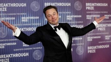Musk introduce încă o „mică taxă” pe X. Utilizatorii vor plăti pentru funcțiile basic ale platformei