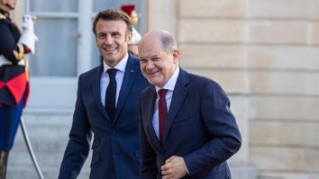 Emmanuel Macron se întâlnește la Berlin cu Olaf Scholz. Președintele încearcă relansarea motorului franco-german