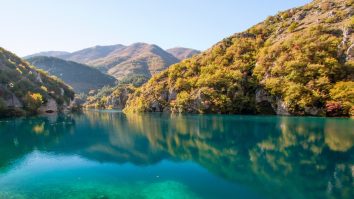 Ce vizitezi în Italia? Lacul Scanno este unul dintre cele mai intrigante datorită misterelor paranormale pe care le ascunde