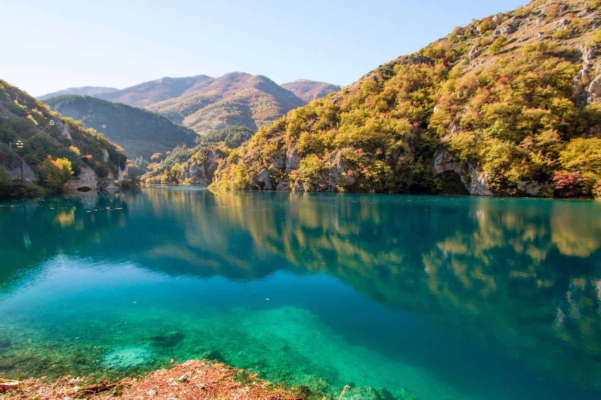 Ce vizitezi în Italia? Lacul Scanno este unul dintre cele mai intrigante datorită misterelor paranormale pe care le ascunde