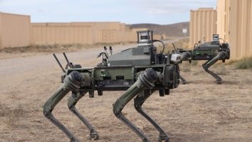 SUA testează câini-roboți echipați cu arme de asalt. Ce capacități au aceștia