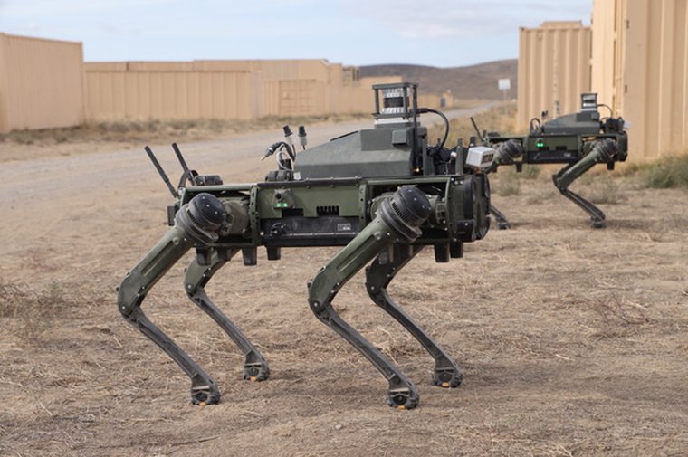 SUA testează câini-roboți echipați cu arme de asalt. Ce capacități au aceștia