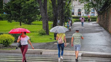 Știi de vreme? Ai cod galben de ploi și temperaturi de 25 de grade. Cum va fi vremea în weekend