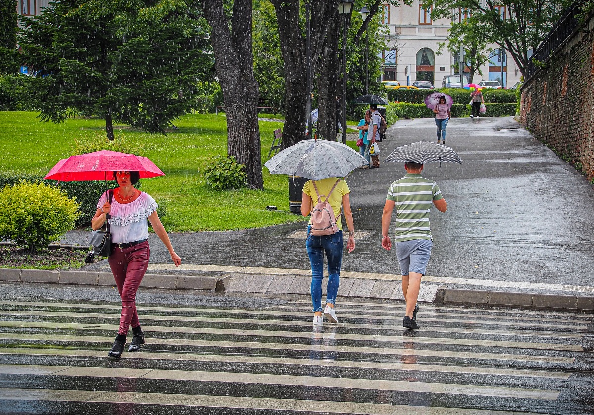 Știi de vreme? Ai cod galben de ploi și temperaturi de 25 de grade. Cum va fi vremea în weekend