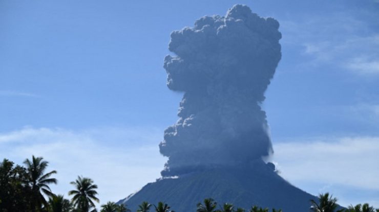 Un vulcan din Indonezia a erupt. Mai multe localităţi au fost evacuate