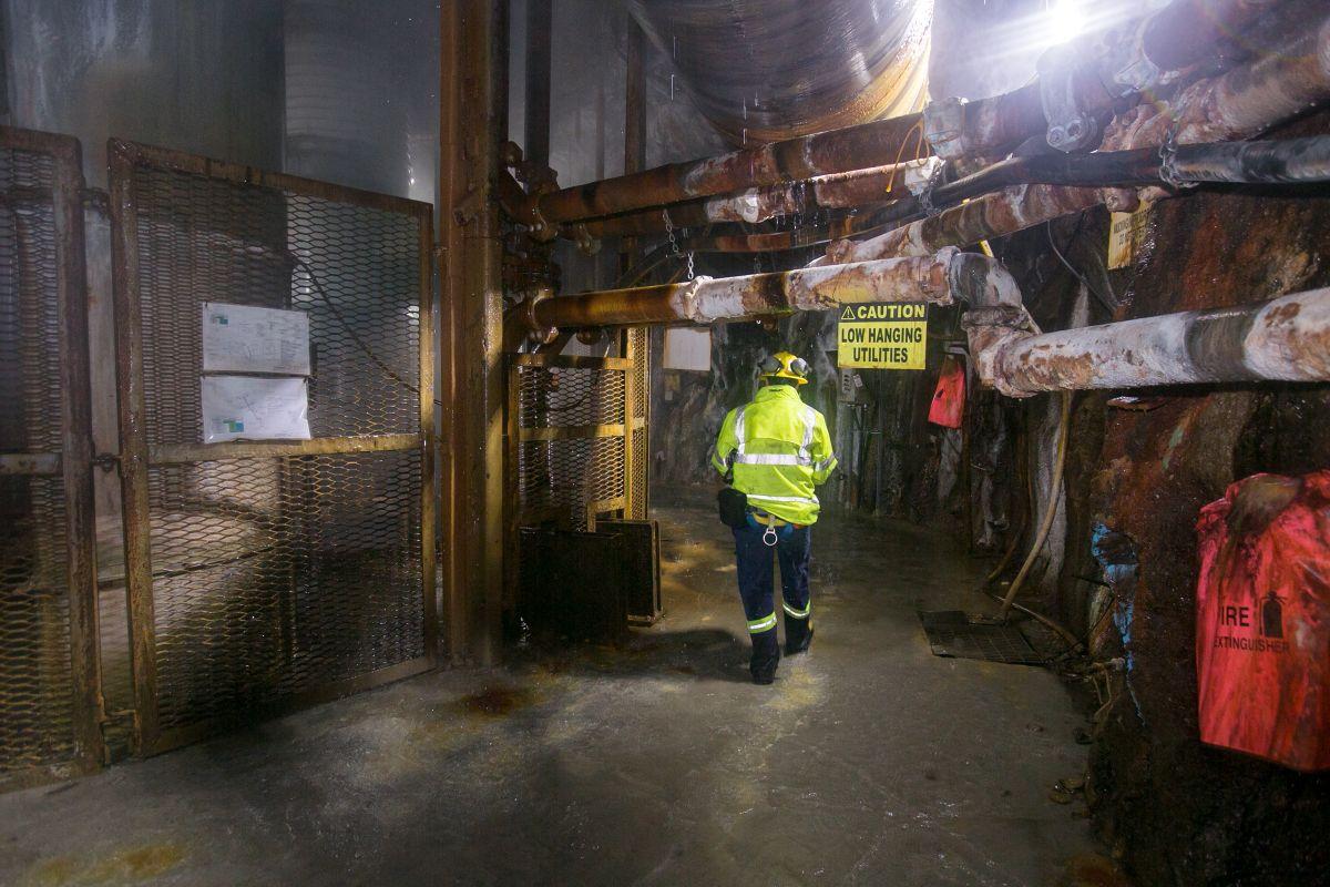 Femeile din Ucraina sunt nevoite să lucreze în mine pentru a putea trăi. Ce declară guvernul