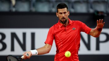Italian Open: Novak Djokovic a fost lovit în cap cu o sticlă de apă în timp ce semna autografe