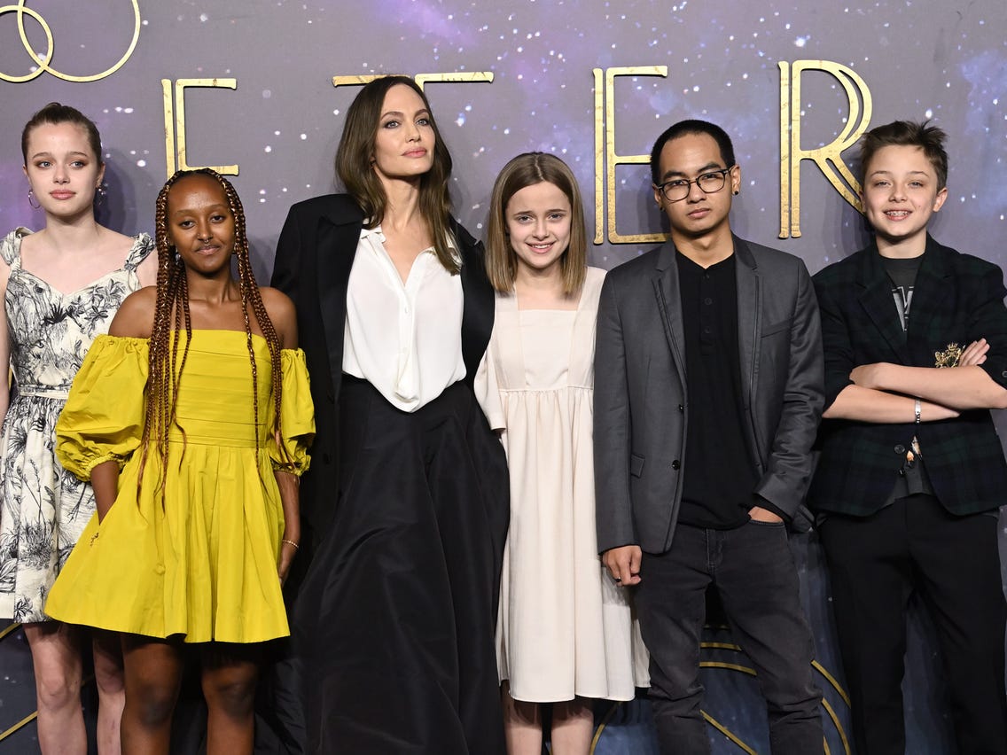 Angelina Jolie este acuzată că a sabotat relația celor șase copii ai săi cu Brad Pitt. Fostul bodyguard susține că actrița le-a spus copiilor să își evite tatăl