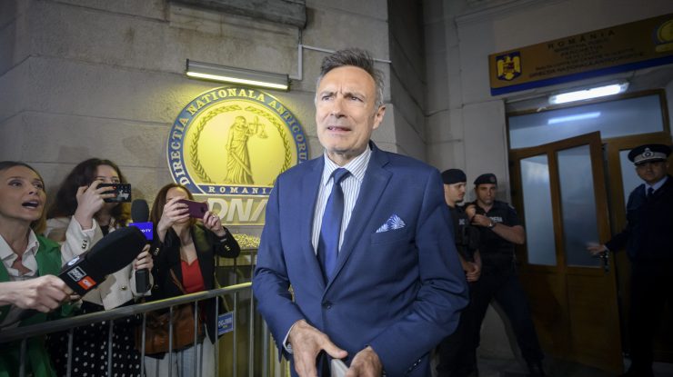 EXCLUSIV: Plănuiau revenirea la Putere. Generalul (r.) Dumitru Dumbravă, mâna dreaptă a fostului șef operativ al SRI, Florian Coldea: „E sfârșit de epocă. 2-3 luni mai strângeți din dinți. După aia știm cu cine vorbești: ministru, secretar de stat, e altă treabă. Credeți-mă! După ce se termină alegerile și se reface structura, osatura statului, trebuie să o luăm fix de la zero și avem un mare handicap, pentru că venim: „A! Păi voi ați fost cu… ăialalții!”.