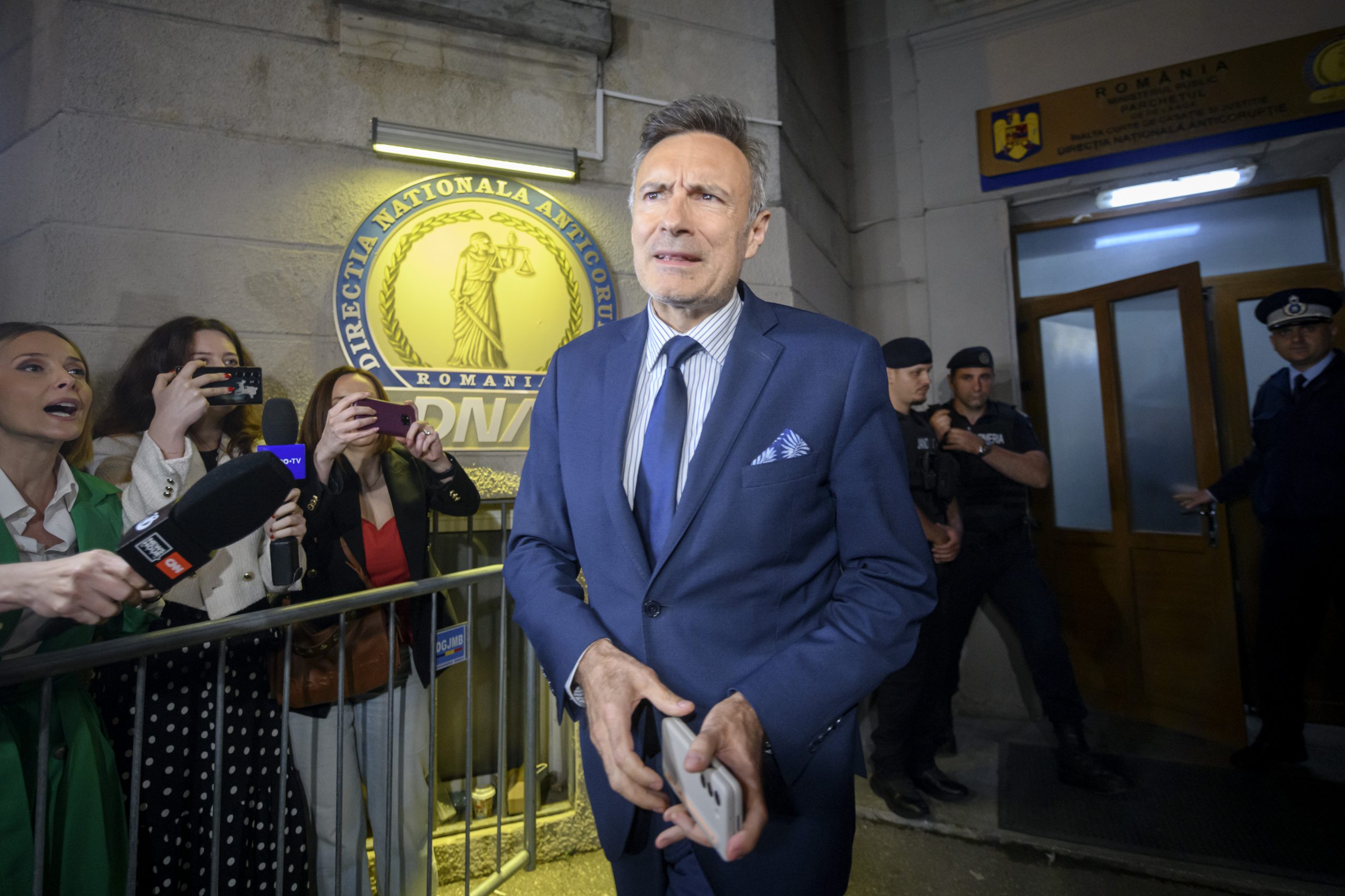 EXCLUSIV: Plănuiau revenirea la Putere. Generalul (r.) Dumitru Dumbravă, mâna dreaptă a fostului șef operativ al SRI, Florian Coldea: „E sfârșit de epocă. 2-3 luni mai strângeți din dinți. După aia știm cu cine vorbești: ministru, secretar de stat, e altă treabă. Credeți-mă! După ce se termină alegerile și se reface structura, osatura statului, trebuie să o luăm fix de la zero și avem un mare handicap, pentru că venim: „A! Păi voi ați fost cu… ăialalții!”.