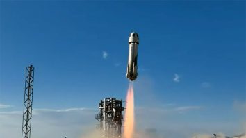 VIDEO. Blue Orgin a trimis turiști aproape de Spațiu pentru prima dată în 2 ani. Racheta a avut o viteză de 3.000 de km/h