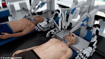 Primul transplant de cap. Compania BrainBridge a prezentat simularea unui robot A.I. care mută capul de la o persoană la alta
