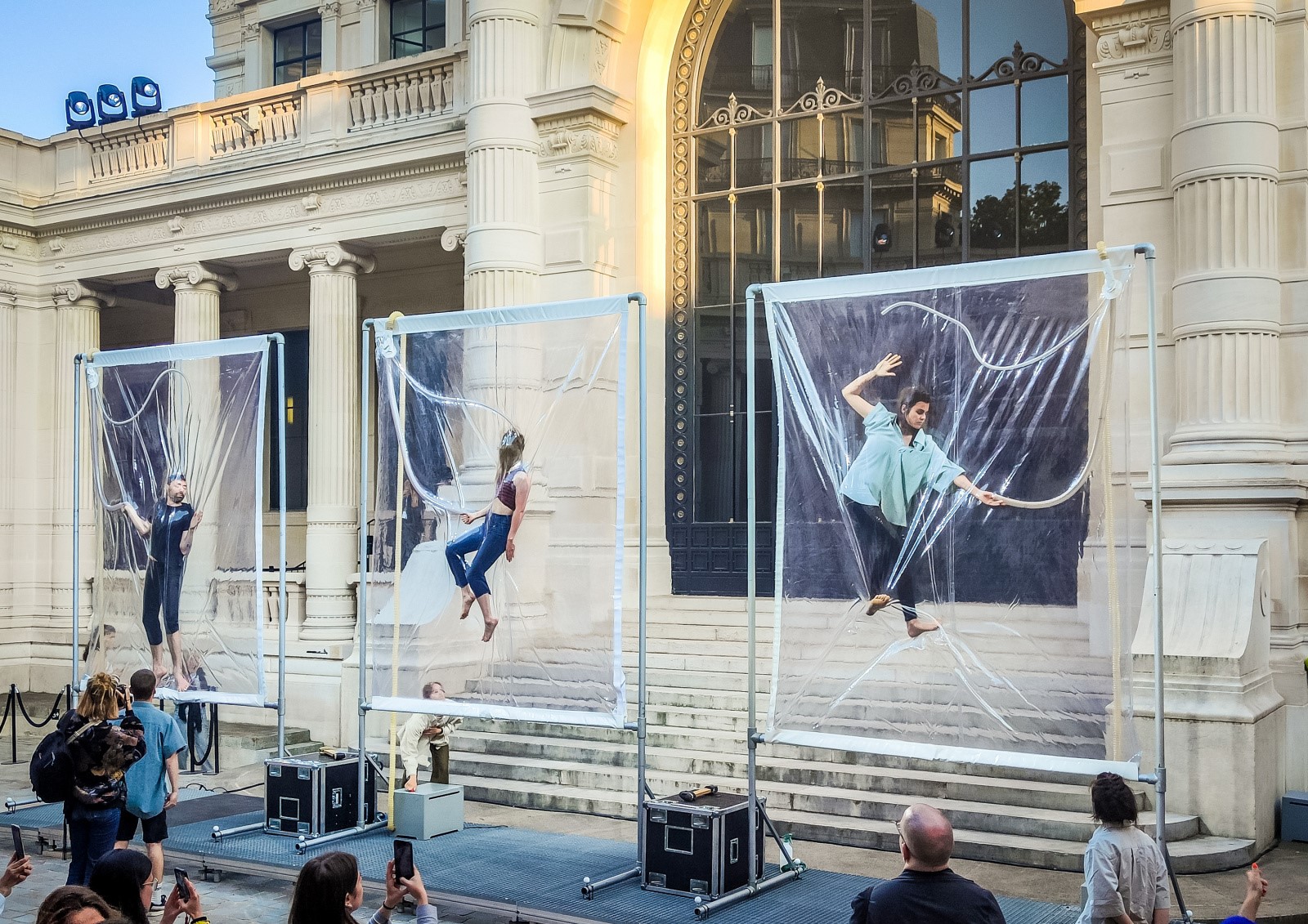 Ce faci în weekend? Paris găzduiește evenimentul „Noapte Albă”