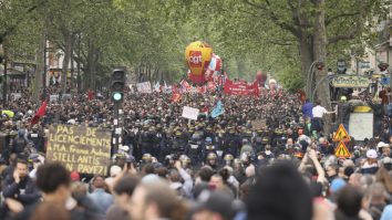 1 Mai în Franța: confruntări violente între poliție și manifestanți. 200.000 de oameni au participat la marșuri