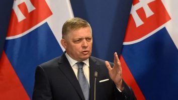Suspectul în tentativa de asasinare a Premierului slovac, Robert Fico, ar putea să nu fi fost un „lup singuratic”, afirmă un Ministru