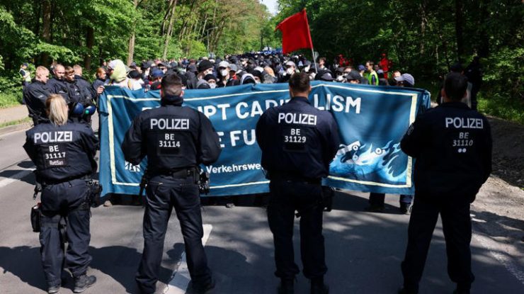 VIDEO. Un protest violent anti-Tesla a avut loc în Germania