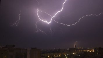 Un fulger a lovit un stadion din Franţa. Un antrenor a murit, 13 persoane au fost rănite