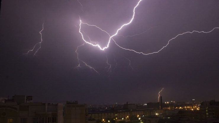 Un fulger a lovit un stadion din Franţa. Un antrenor a murit, 13 persoane au fost rănite