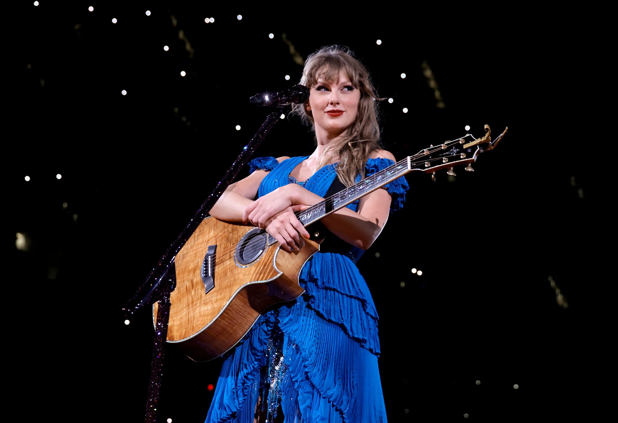 VIDEO. Taylor Swift a rămas aproape dezbrăcată pe scenă