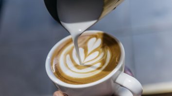 Cât te costă o cafea bună în 2024? Marketing manager: „La creșterile de prețuri se adaugă și transportul. În România, oricât de proaspătă este aceasta, ajunge la 6 luni după ce a fost culeasă”