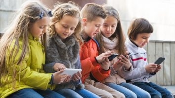 Cum îți protejezi copilul de pericolele Internetului? Psihologii spun că nu ar trebui să aibă acces la social media până la 16 ani