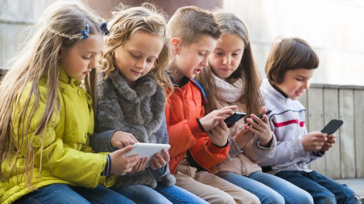 Cum îți protejezi copilul de pericolele Internetului? Psihologii spun că nu ar trebui să aibă acces la social media până la 16 ani