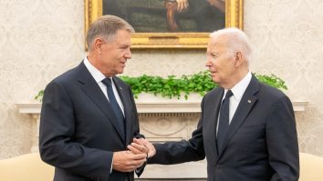 Klaus Iohannis, premiat la Casa Albă: „Biden îi va cere să se retragă din cursa pentru șefia NATO”