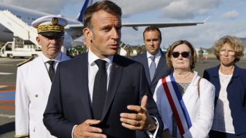 Emmanuel Macron a sosit în Noua Caledonie pentru a calma tensiunile după mai mult de o săptămână de revolte care s-au soldat cu șase morți