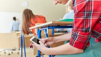 STUDIU. Telefonul scade notele elevilor din Marea Britanie. Ce măsuri au luat școlile