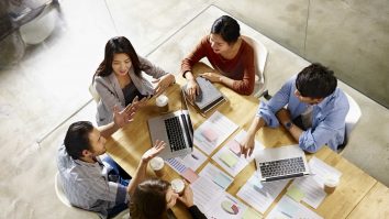 Companiile din UK vor să adopte modelul de 4 zile de lucru pe săptămână. Antreprenor: „Modelul ar fi o soluție pentru unele categorii din România, dar ar trebui impusă condiția ca angajații să aibă parte de creșteri salariale”