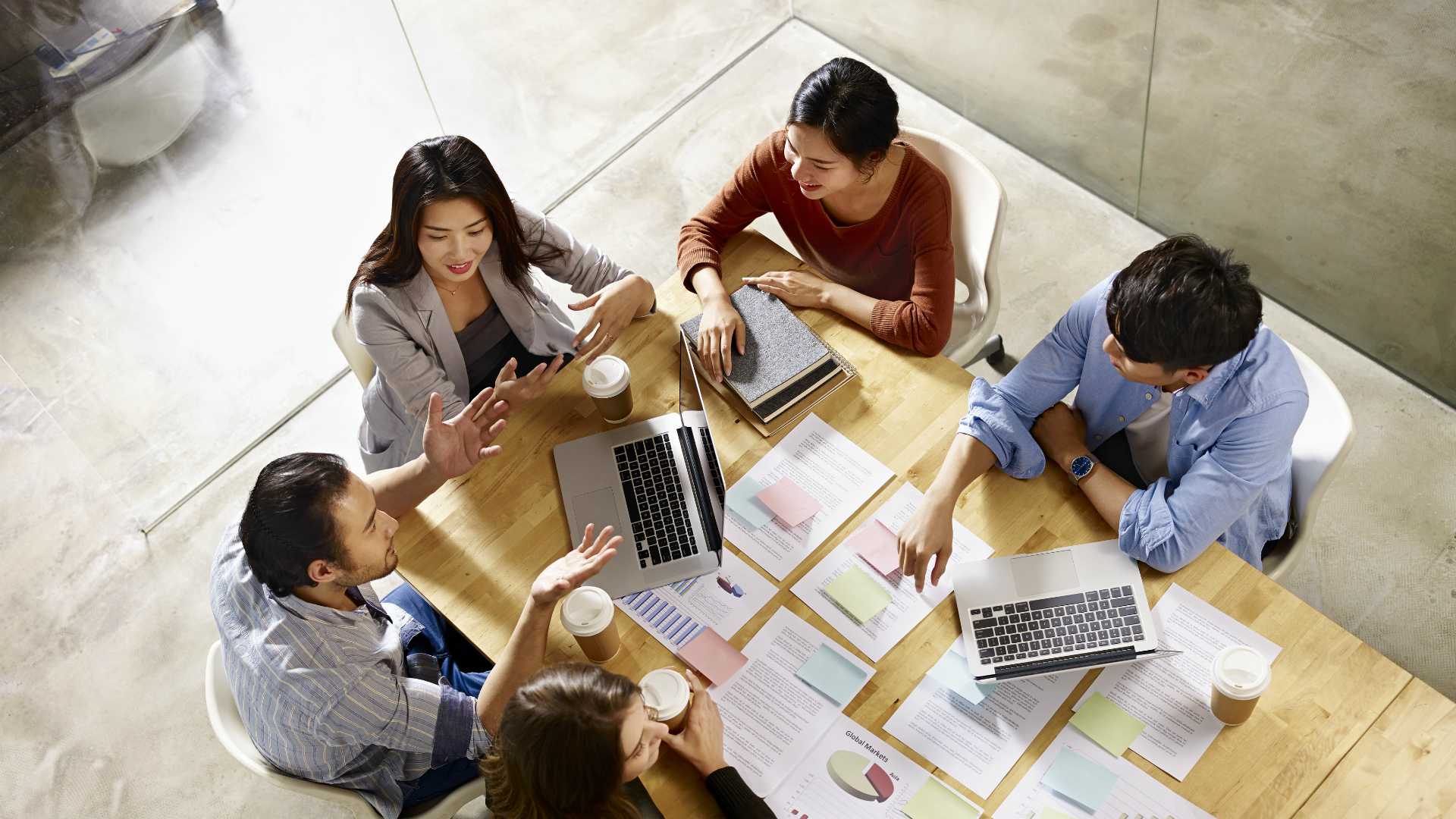 Companiile din UK vor să adopte modelul de 4 zile de lucru pe săptămână. Antreprenor: „Modelul ar fi o soluție pentru unele categorii din România, dar ar trebui impusă condiția ca angajații să aibă parte de creșteri salariale”